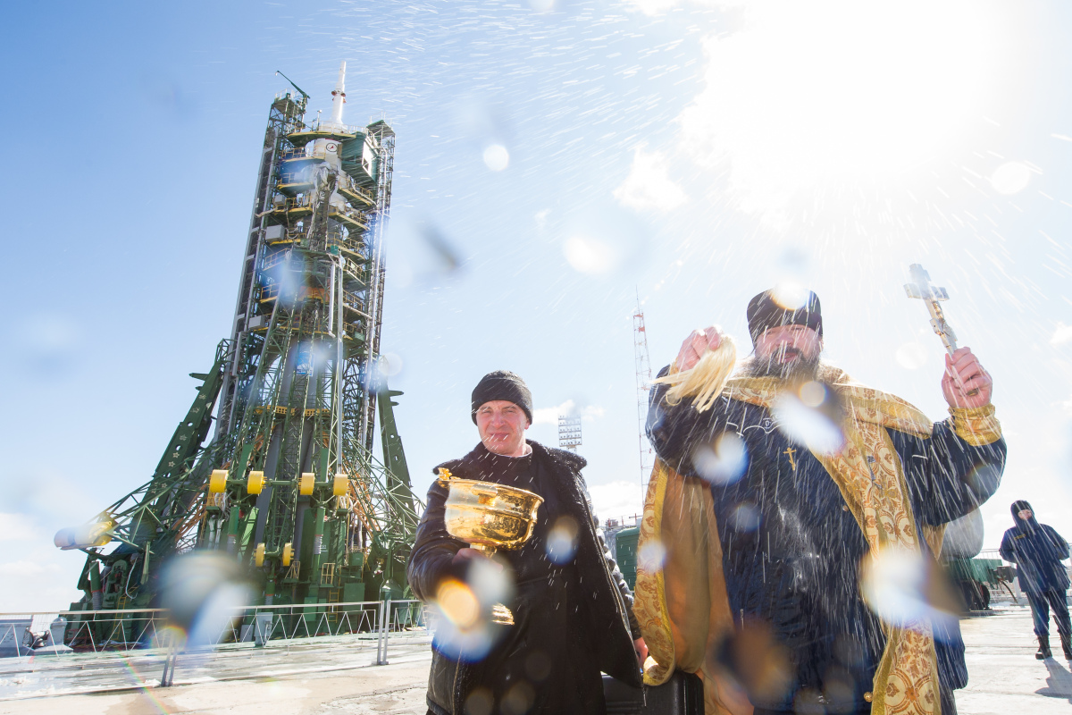 Als Priester darf man immer eine Art Phallus in die Luft halten und Wasser durch die Gegend spritzen, und alle müssen dabei ernst bleiben: Raketenstart in Baikonur.