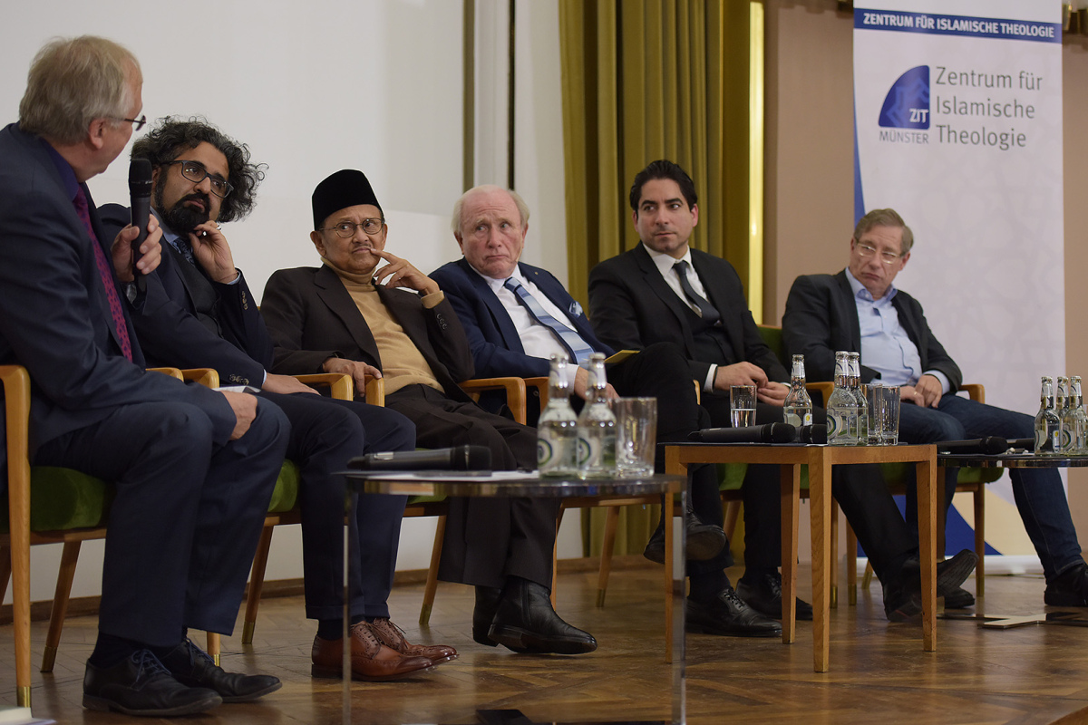 Prof. Dr. Hans-Peter Großhans, Prof. Dr. Milad Karimi, Prof. Dr. Bacharuddin Jusuf Habibie, Moderator Eitel Riefenstahl, Prof. Dr. Mouhanad Khorchide, Prof. Dr. Detlef Pollack (v.l.)