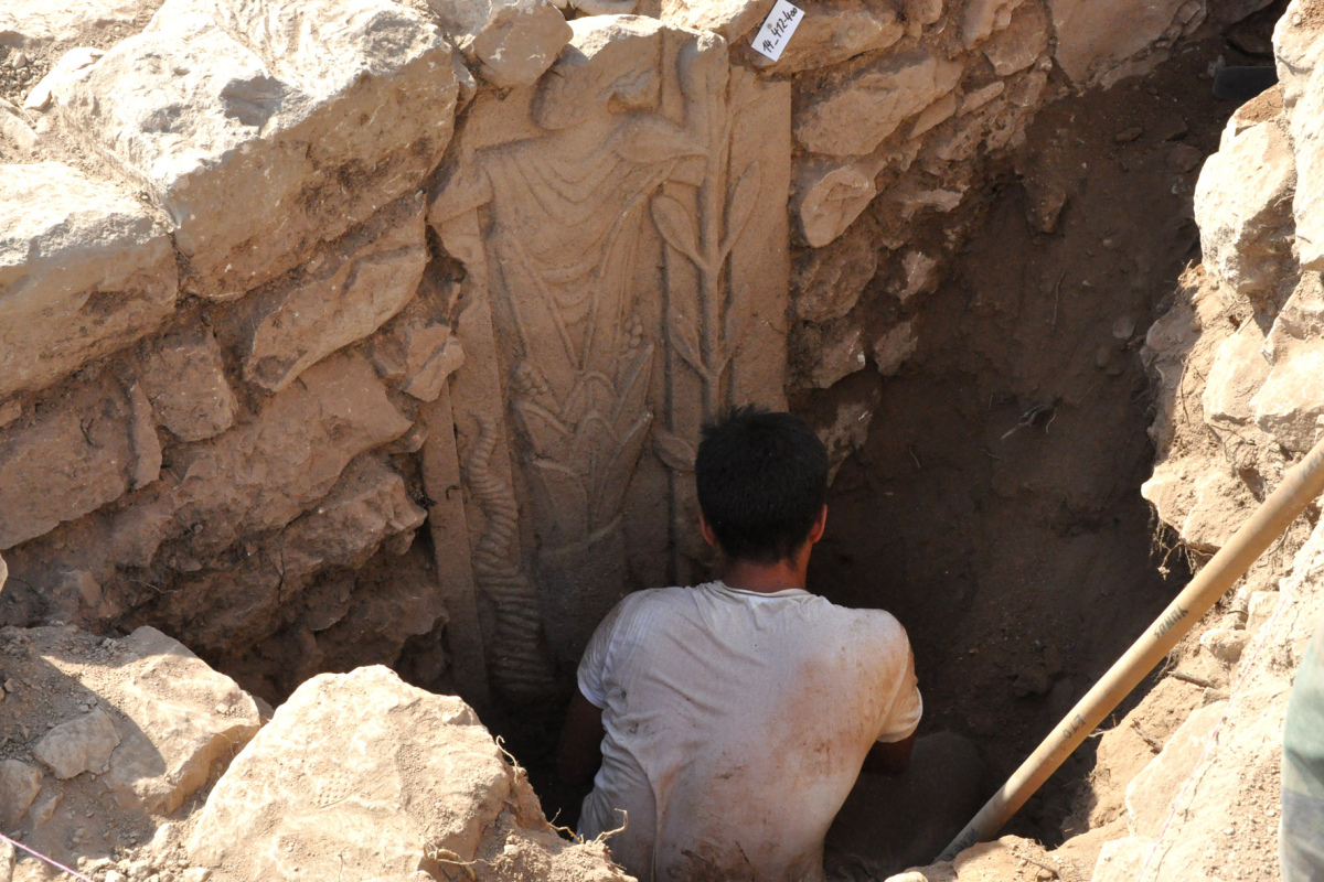 Basaltstele mit unbekannter Götterdarstellung, die als Stützpfeiler in die Klostermauern verbaut ist