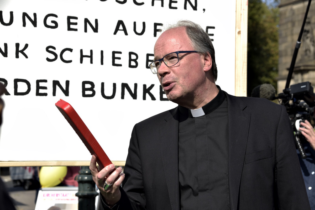 Stefan Ackermann mit dem abgesägten Stück Bank
