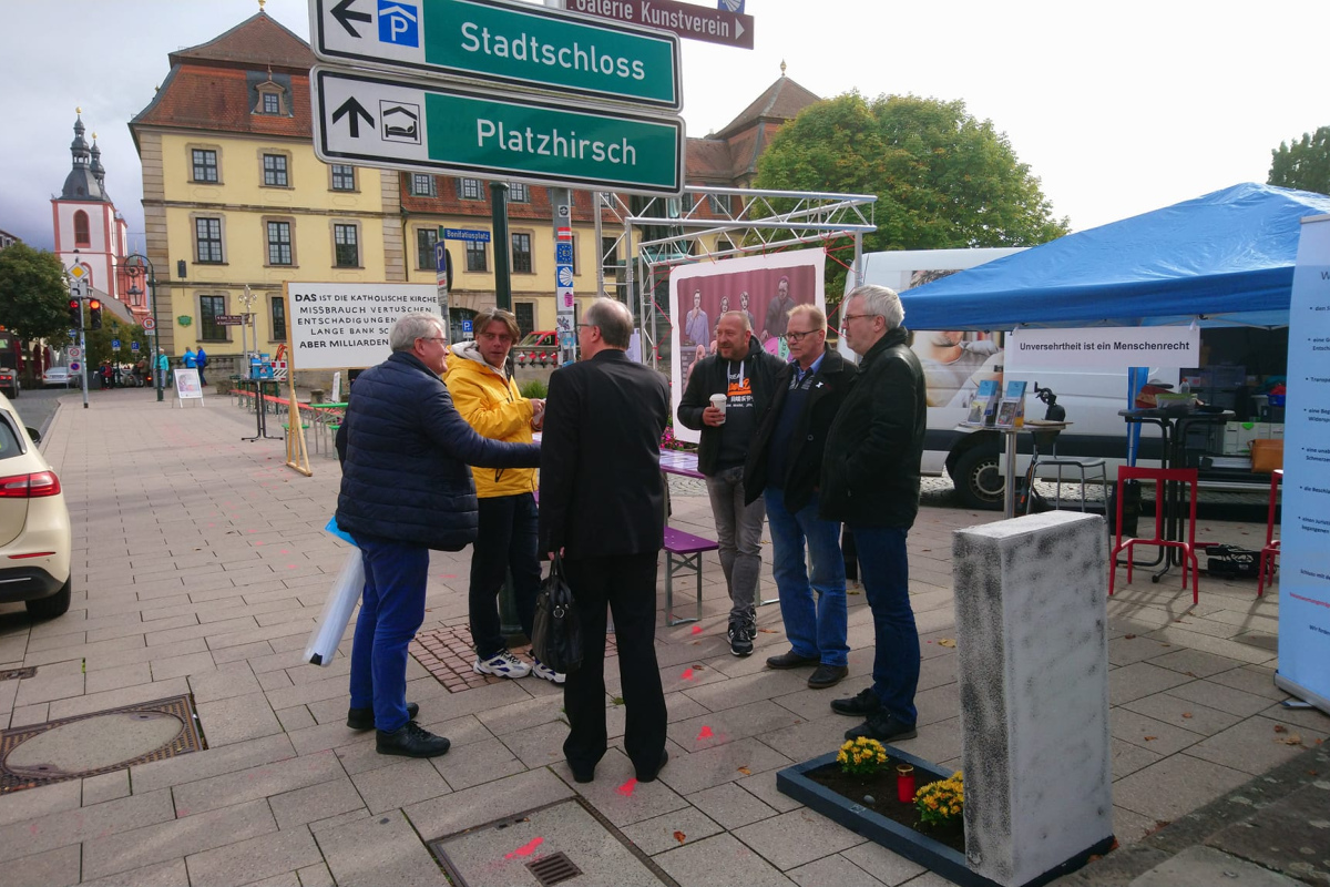 Stephan Ackermann im Gespräch mit Betroffenen