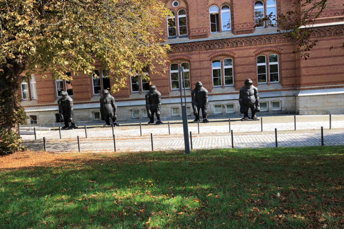 Vor dem Landtag in Kiel