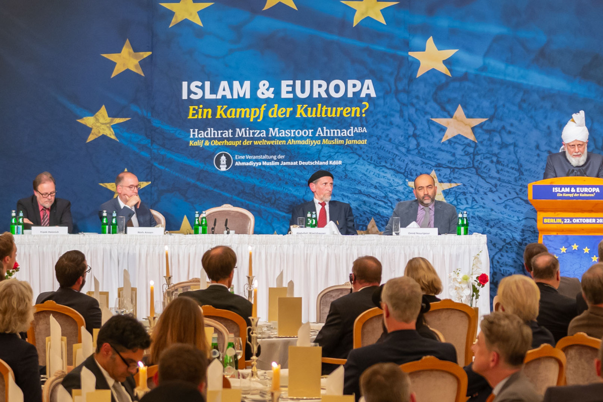 Das Podium bei der Veranstaltung "Islam & Europa"