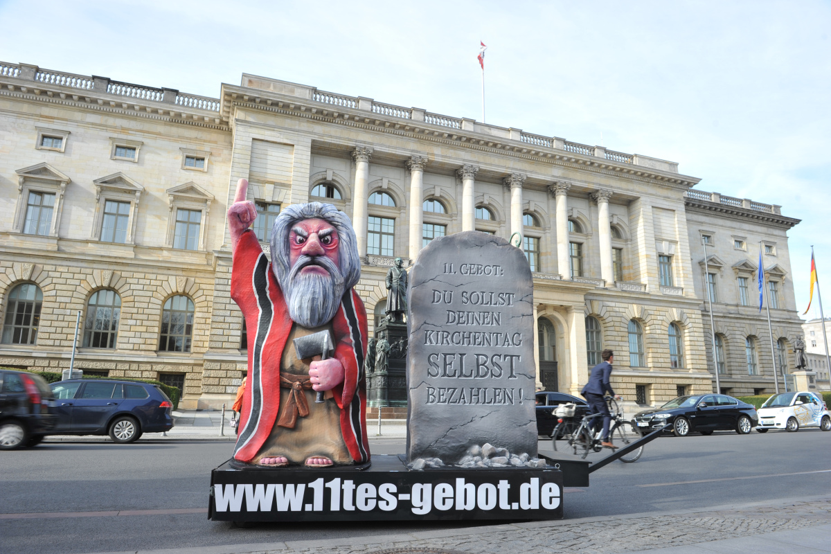 Moses vor dem Berliner Abgeordnetenhaus