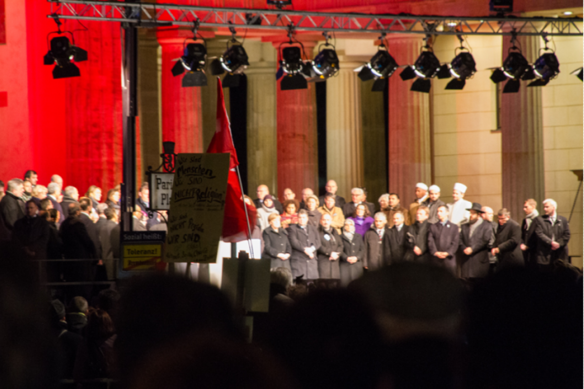 13.01.2015: Religionsführer und Bundeskanzlerin Arm in Arm