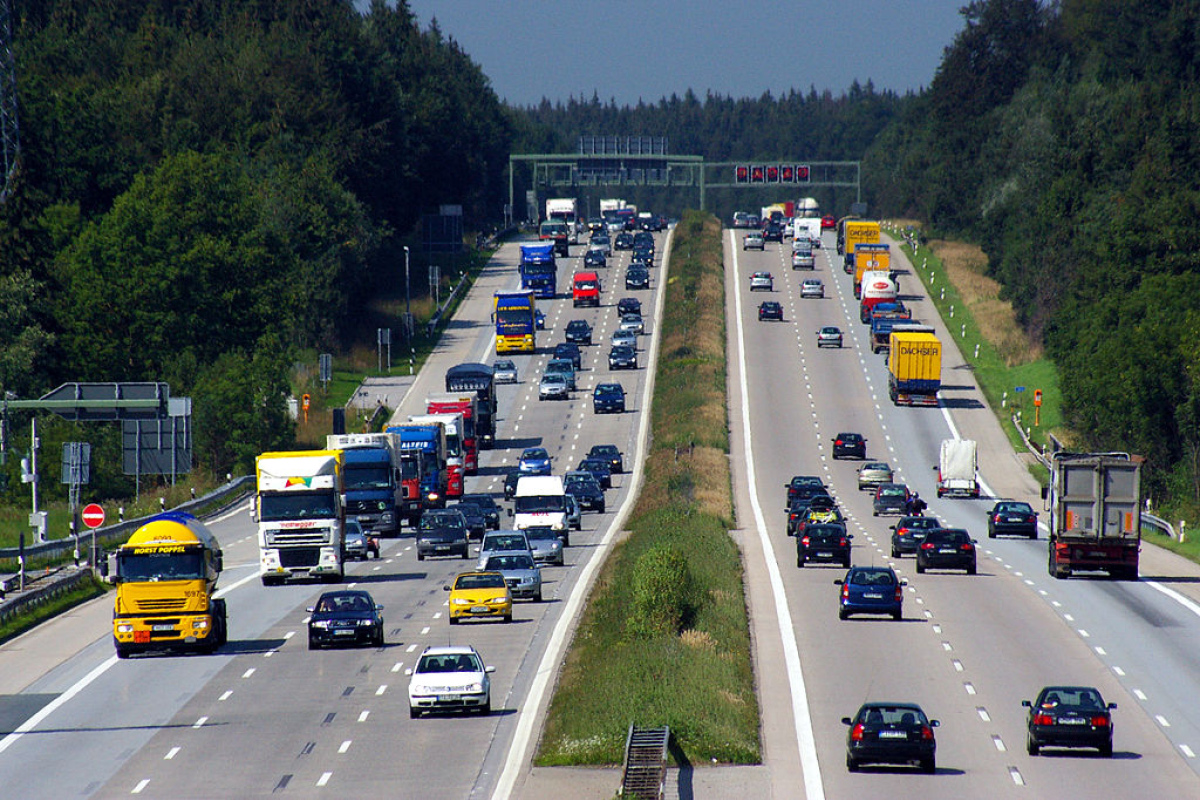 Die Autobahn A8 östlich von Föching, nördlich der Anchlussstelle Holzkirchen