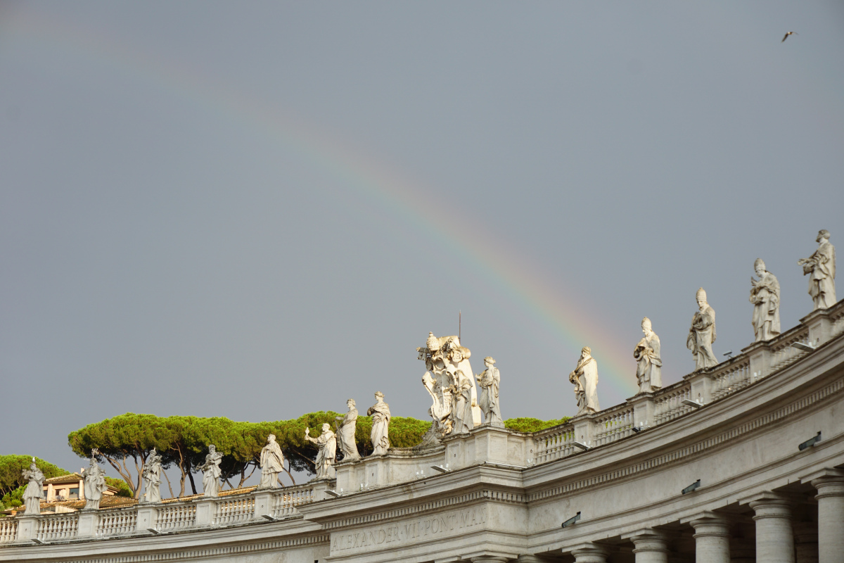 Ein Regenbogen über dem Vatikan