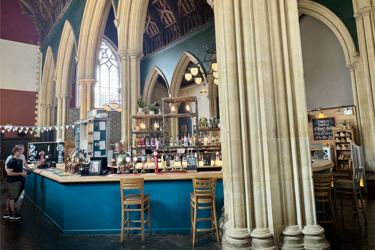 Eine Bar in einer Kirche