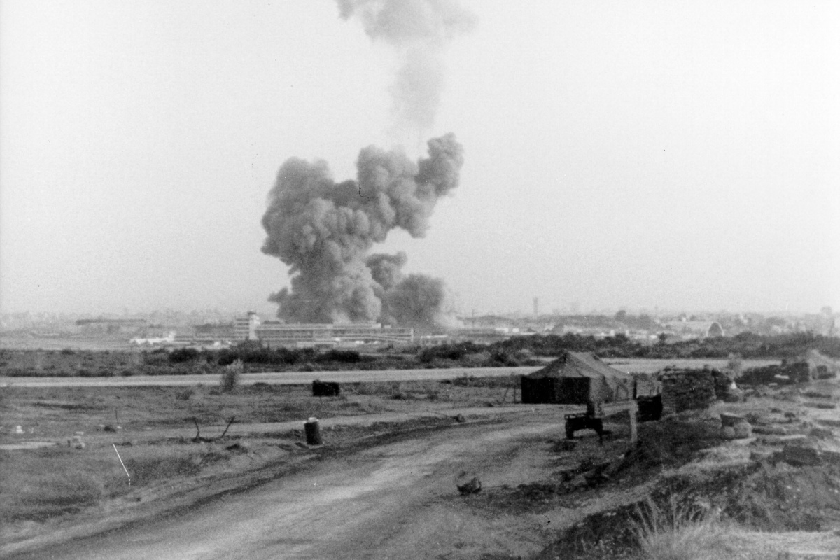 Rauchwolke nach dem Anschlag auf das US-Marines-Hauptquartier im Libanon.