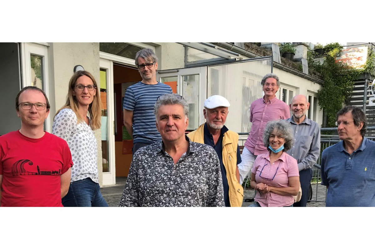 Der Vorstand des bfg München vor dem "EineWeltHaus"