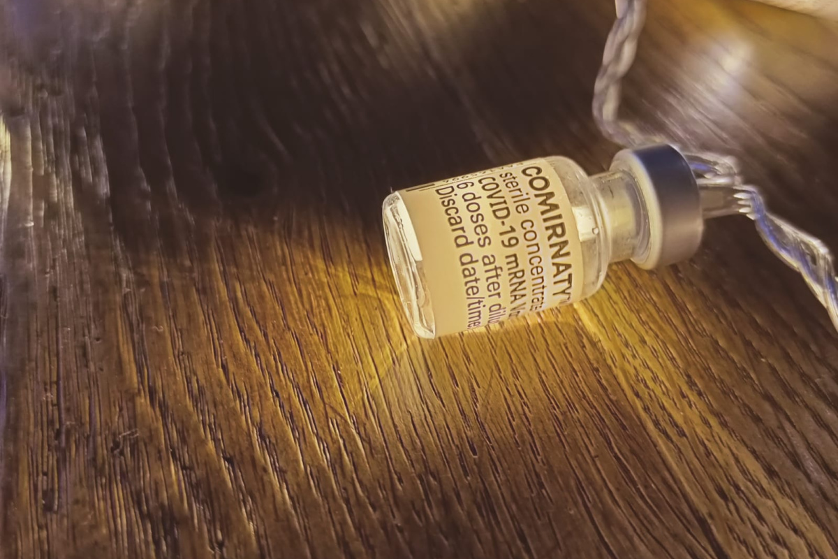 Lichterkette aus leeren Impf-Ampullen