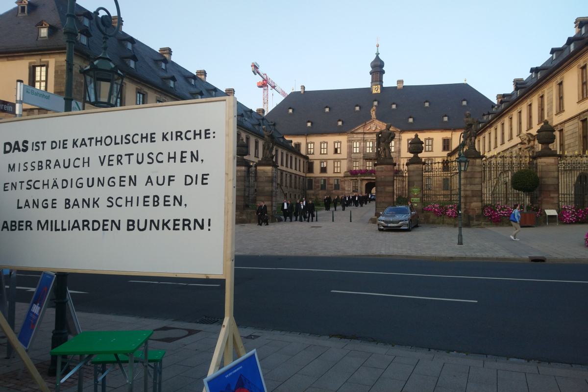 Kunstaktion: "Das ist die katholische Kirche"
