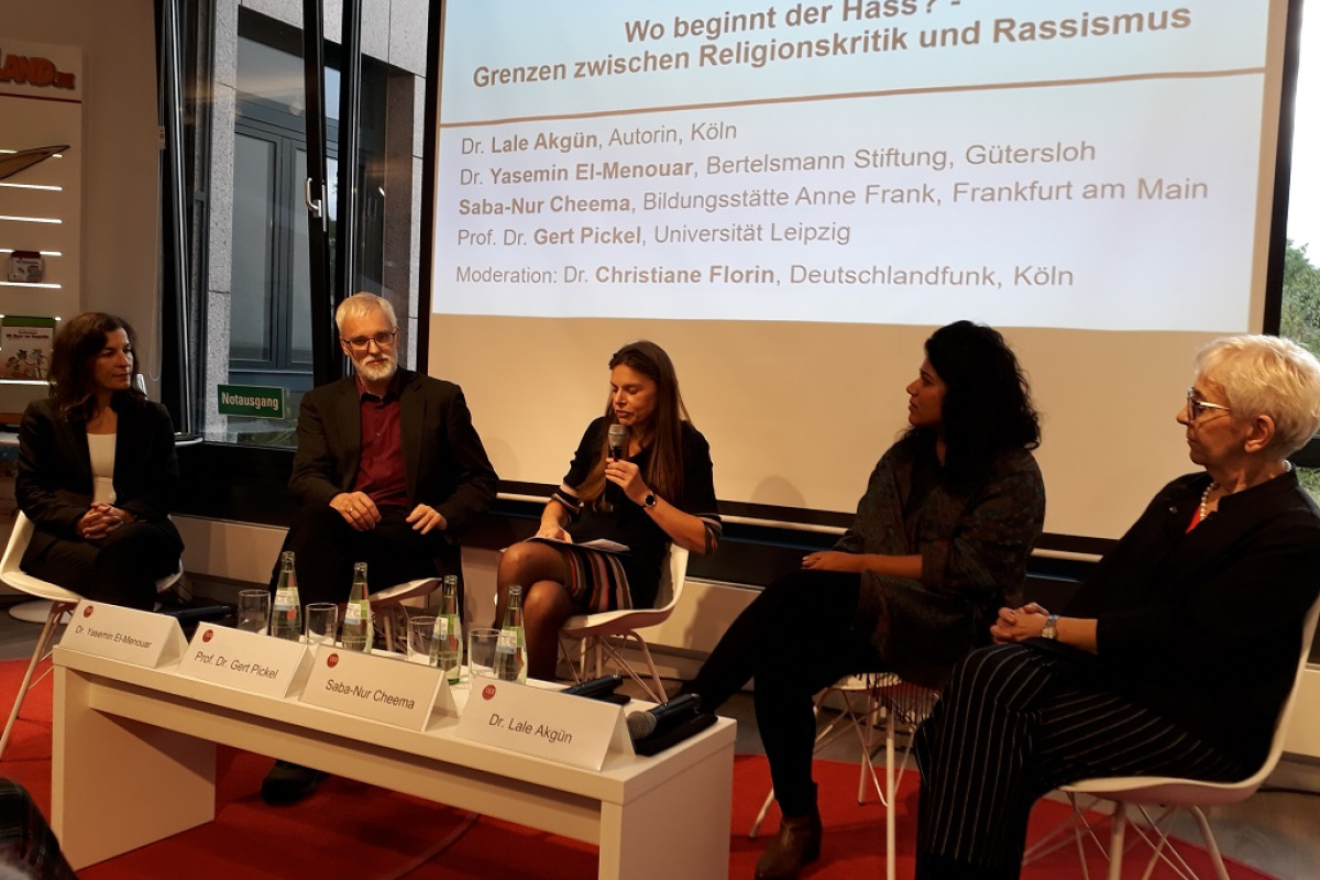 Auf dem Podium: Dr. Yasemin El-Menouar, Moderatorin Christiane Florin,  Prof. Dr. Gert Pickel, Saba-Nur Cheema, Dr. Lale Akgün (v. l.) 