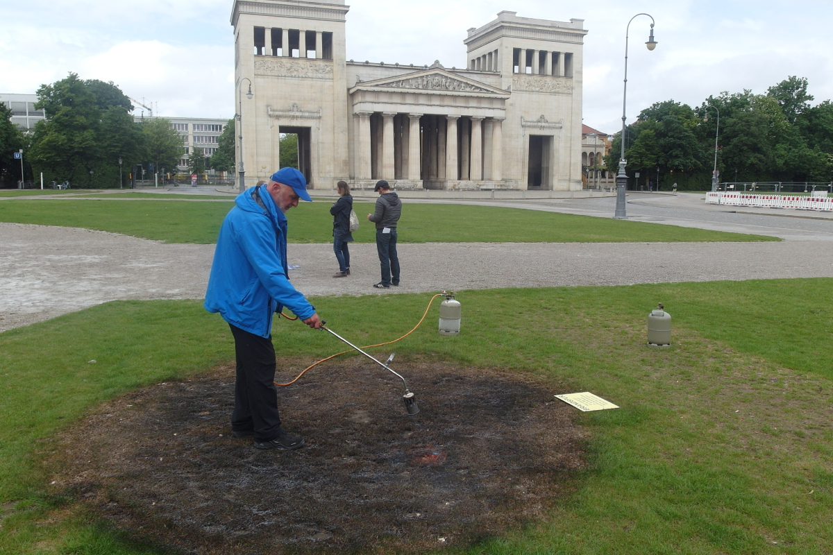 Wolfram Kastner mit dem Gasbrenner