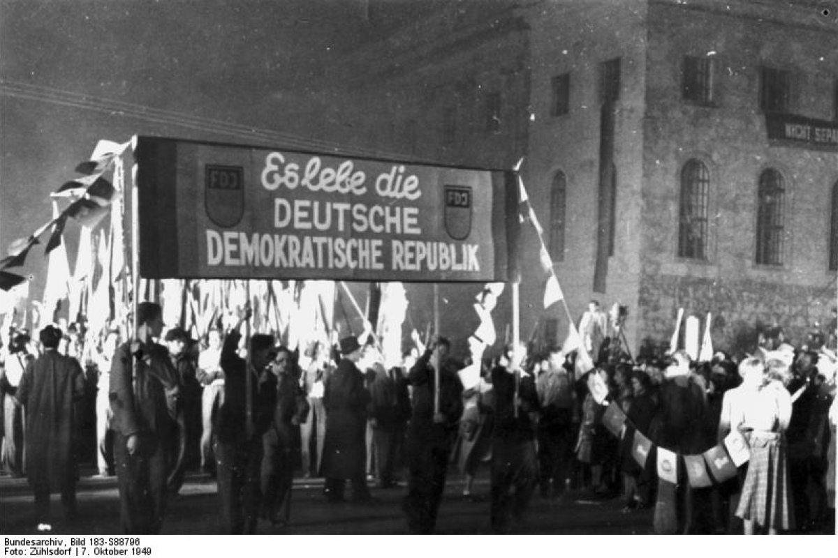 Fackelzug der FDJ zur Gründung der DDR am 7. Oktober 1949