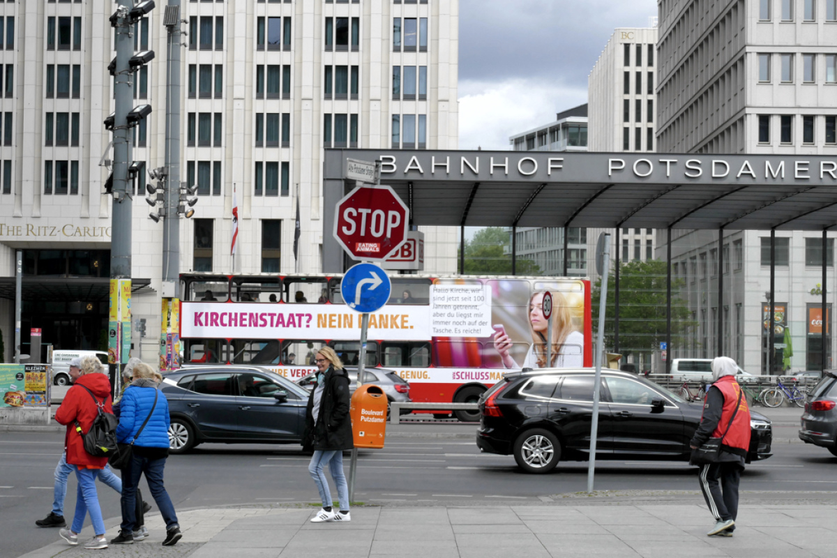 Der Bus fährt durch Berlin