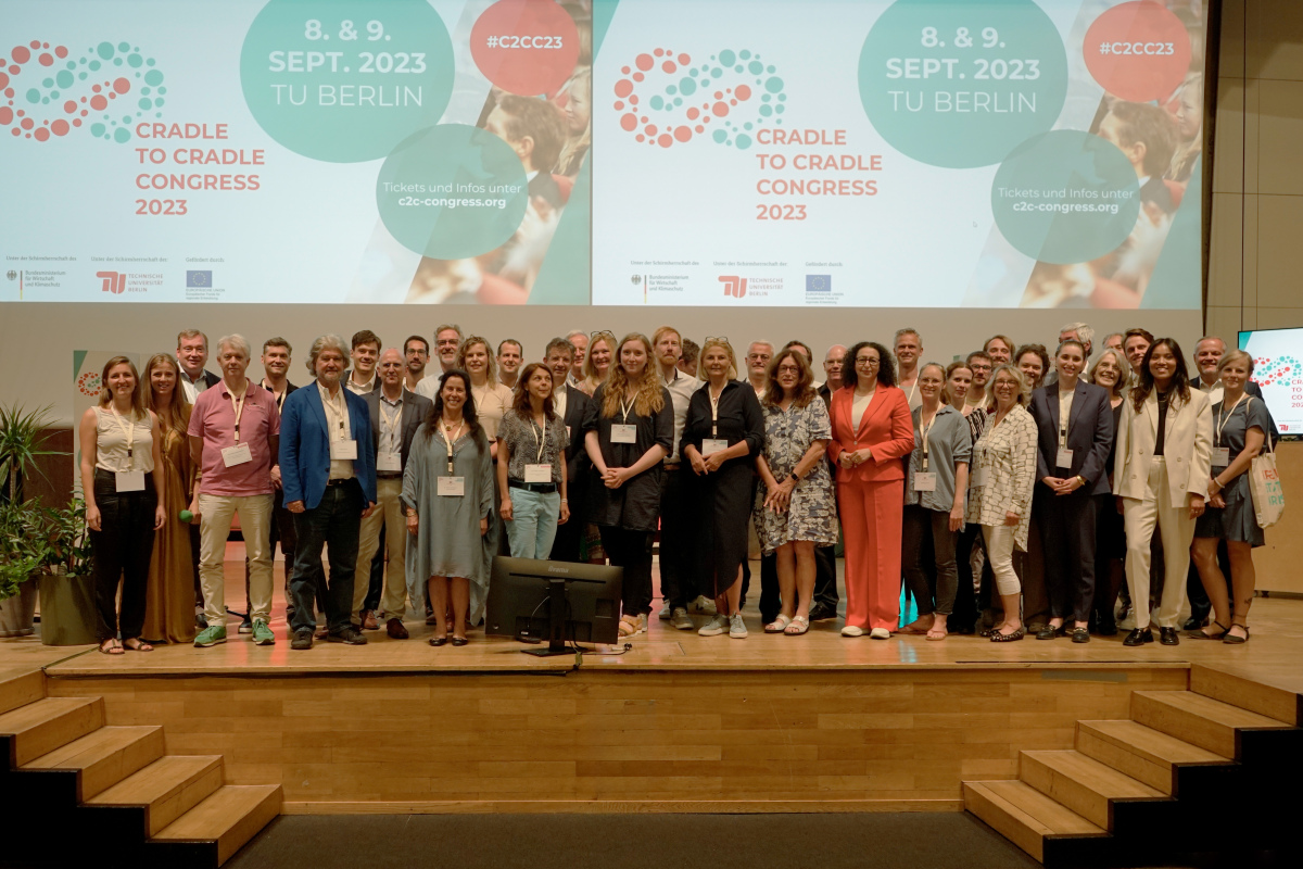Gruppenfoto: Speaker*innen, Beirat und Vorstand