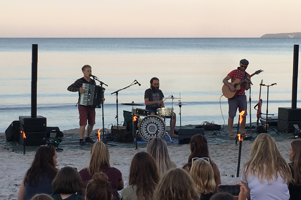 Abschlussabend am Strand mit der Gruppe "Retroskop" aus Dresden