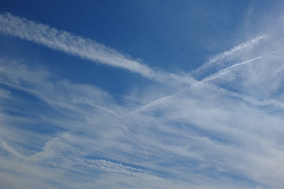 Es gibt Leute, die halten Kondensstreifen für gefährliche Chemtrails.