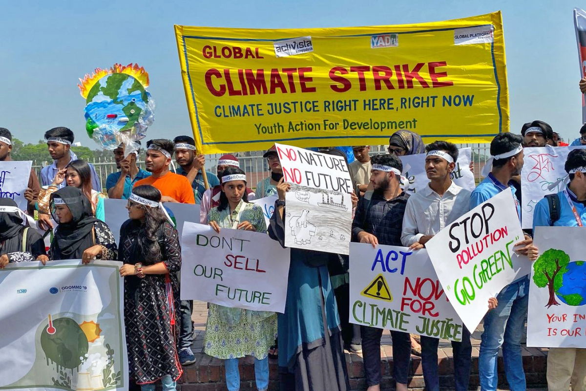 Jugendliche in Dhaka (Bangladesch) gehen für mehr Klimaschutz auf die Straße.