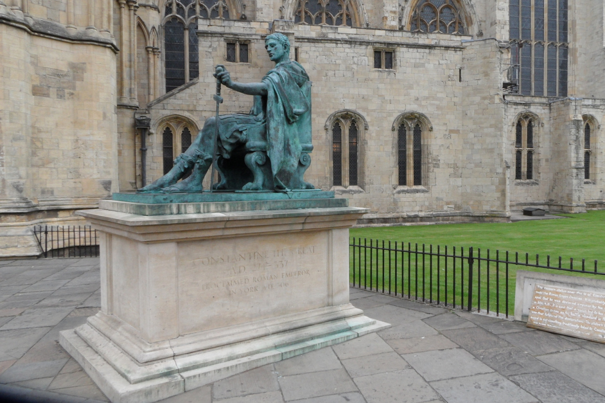 Statue von Konstantin vor dem Münster in York, Großbritannien