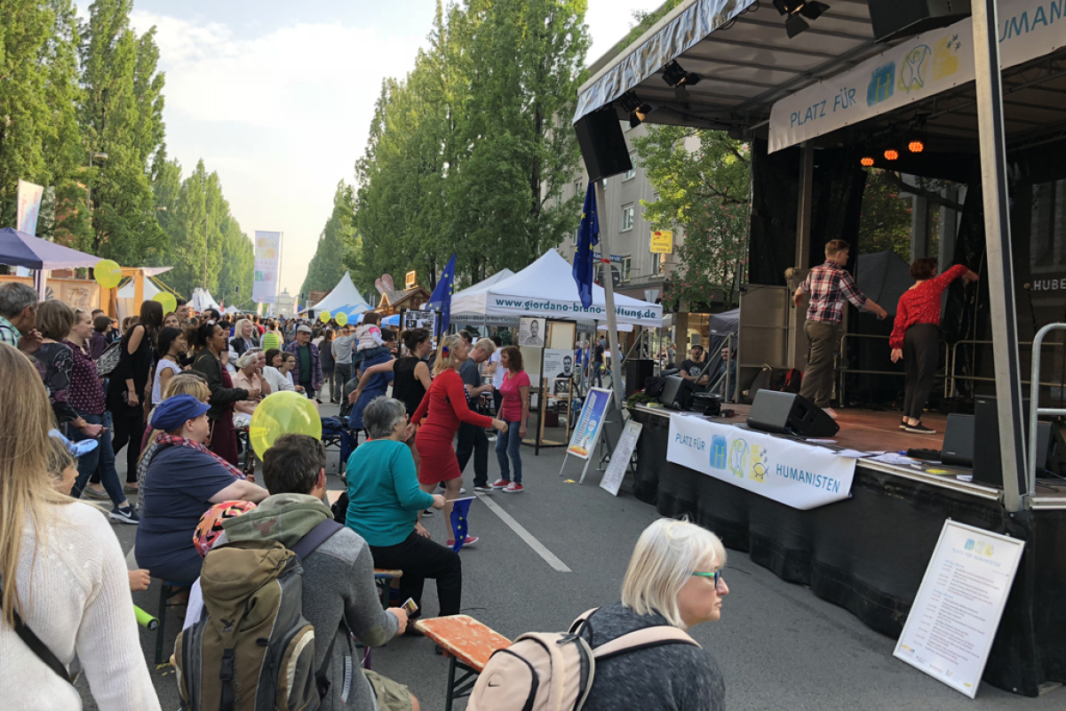 Tanz auf und vor der großen Bühne der Humanisten auf dem Corso Leopold 2018