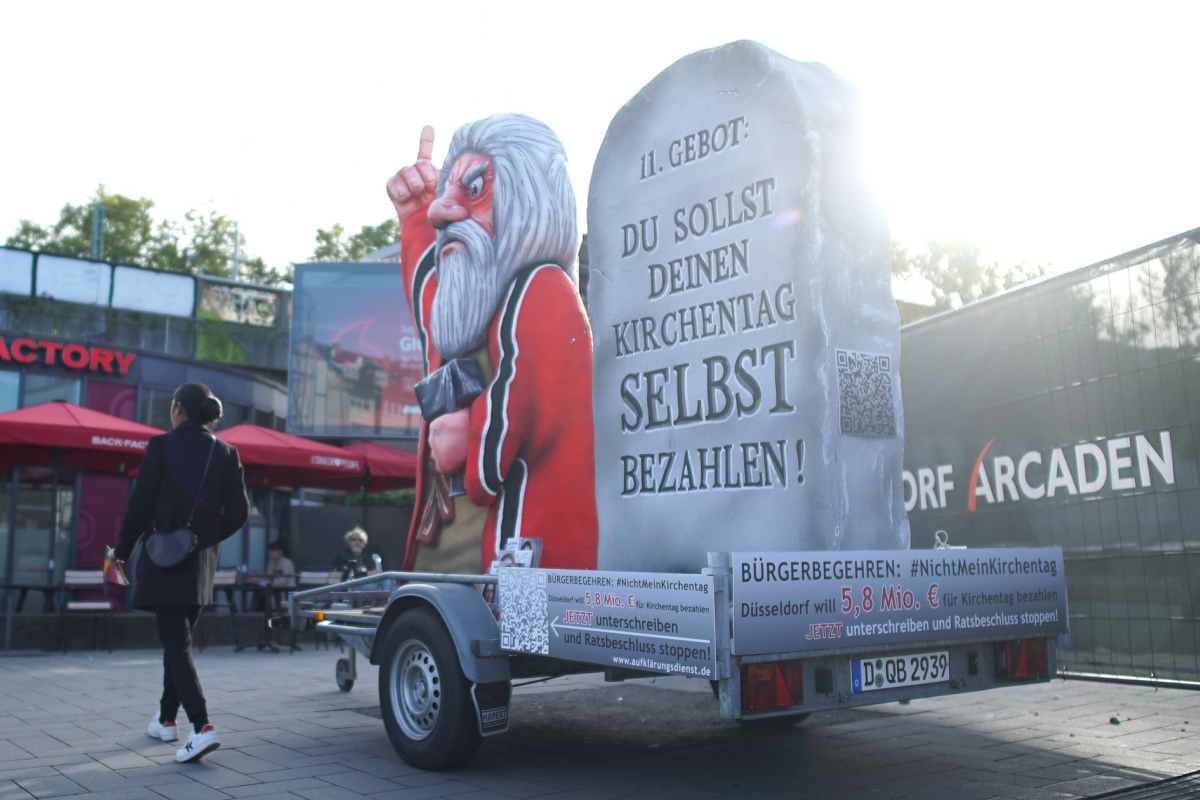 Moses mit seinem 11. Gebot unterstützt den DA! beim Unterschriftensammeln