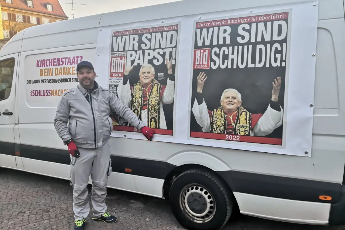David Farago mit der aktualisierten "Bild"-Titelseite zur Papstwahl Ratzingers