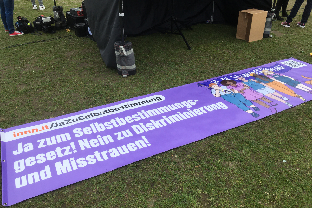 Transaktivist:innen demonstrierten für ein Selbstbestimmungsgesetz