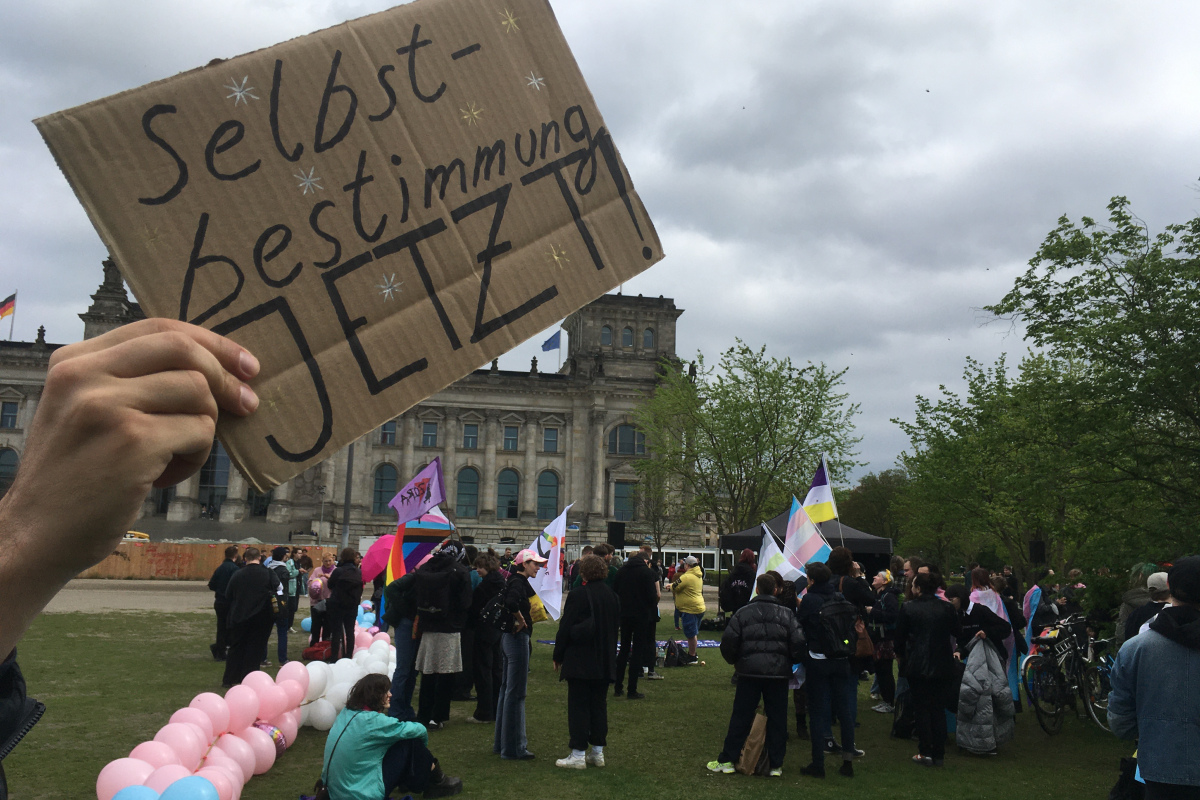 Transaktivist:innen demonstrierten für ein Selbstbestimmungsgesetz