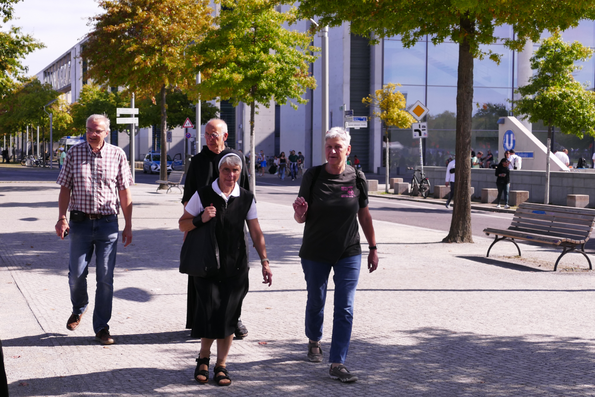 Diese vorbeigehenden Menschen wirkten nicht erfreut...