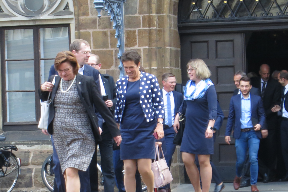 Landtagsabgeordnete verlassen nach dem ökumenischen Gottesdienst die Liebfrauenkirche.