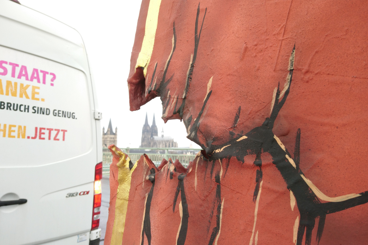 Kölner Dom "in der Zange"