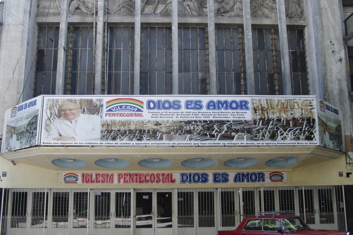 Kirche Dios-Es-Amor mit dem Wunder versprechenden Werbebanner