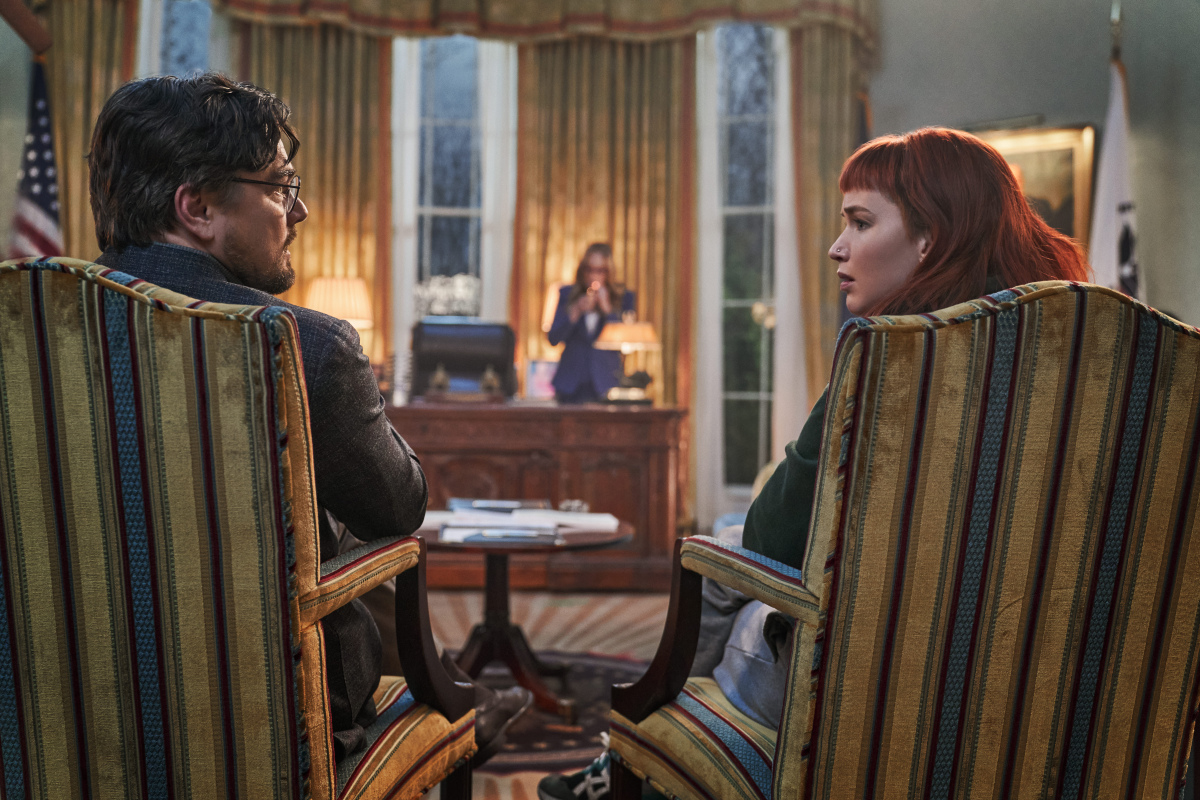 Dr. Randall Mindy (Leonardo DiCaprio) und Kate Dibiasky (Jennifer Lawrence) im Oval Office