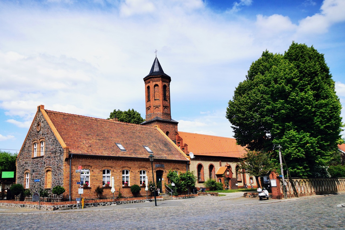 alte Dorfkirche und Schule (Symbolbild)