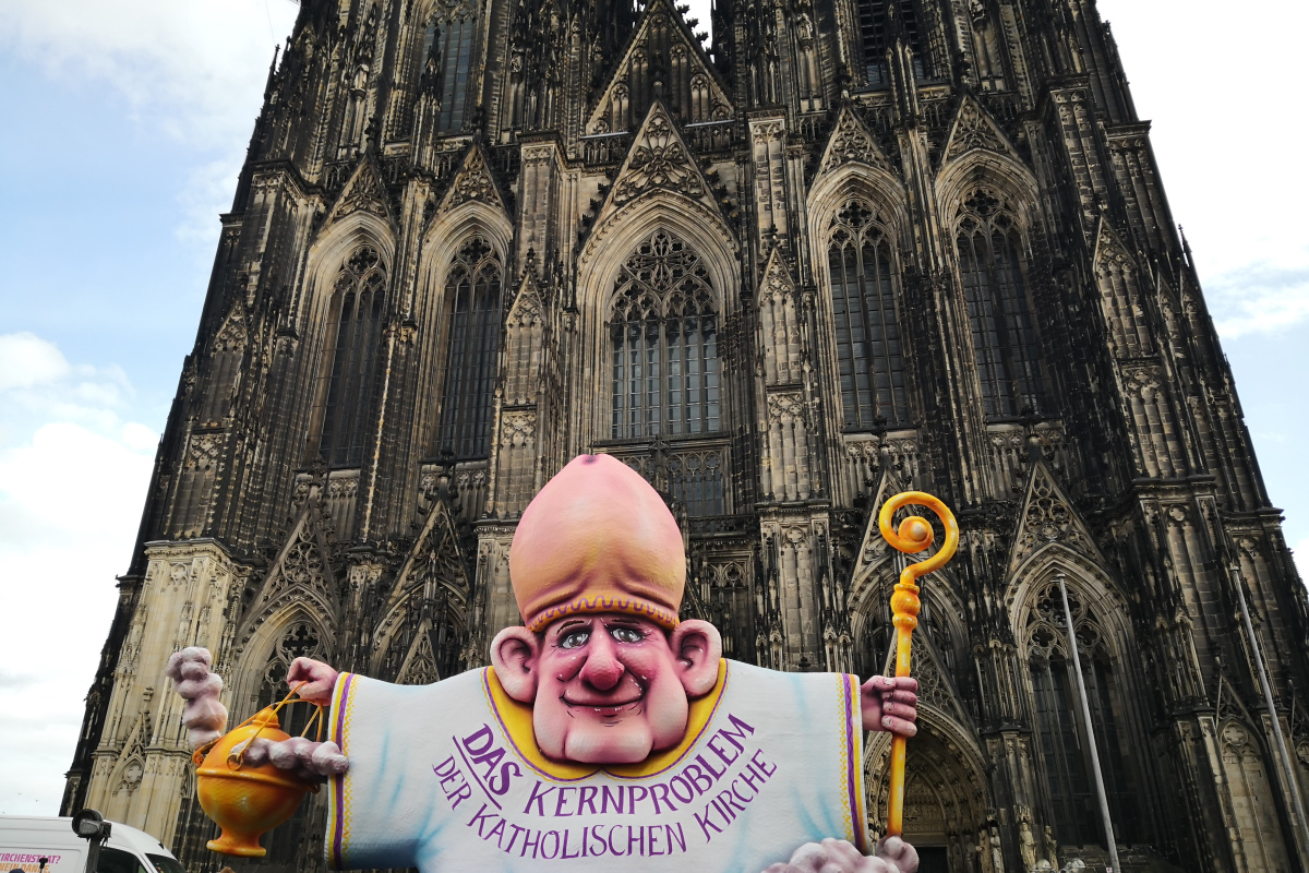 Der "Eichelbischof" vor dem Kölner Dom