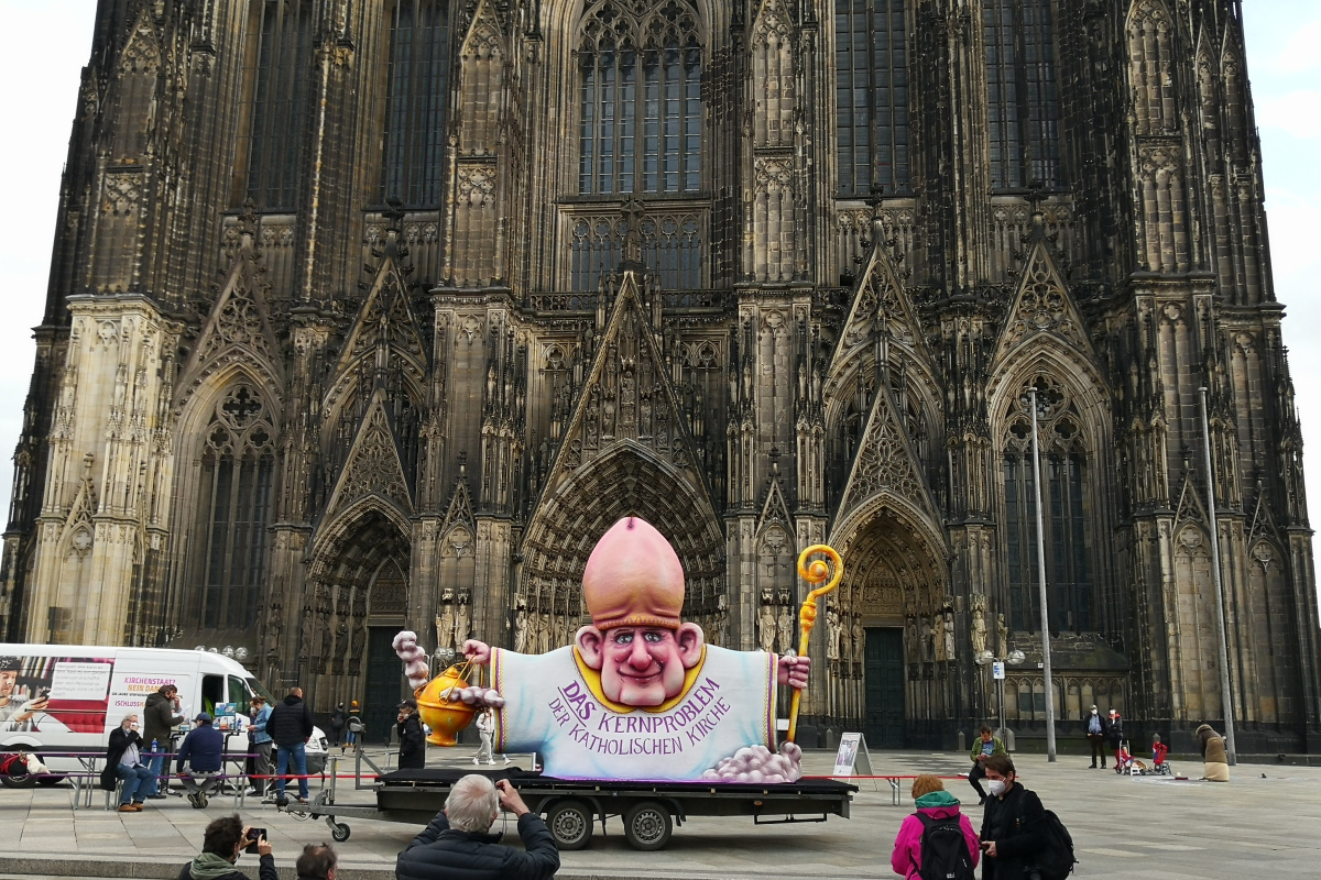 Der "Eichelbischof" auf der Kölner Domplatte