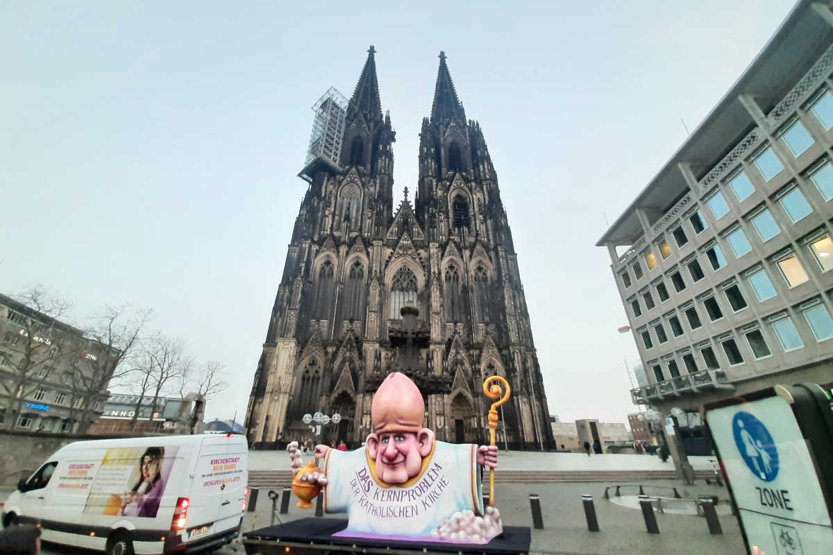 Der "Eichelbischof" vor dem Kölner Dom