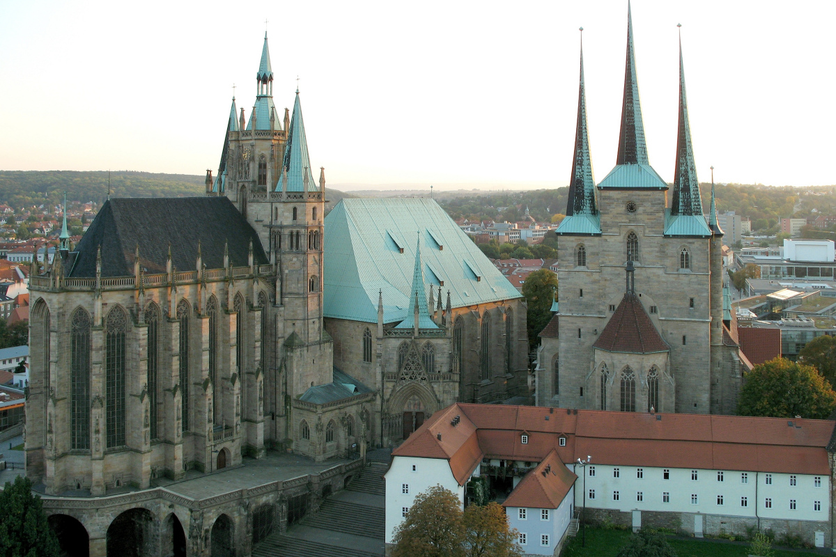 Ansicht des Erfurter Domes (links) und der Severikirche (rechts).