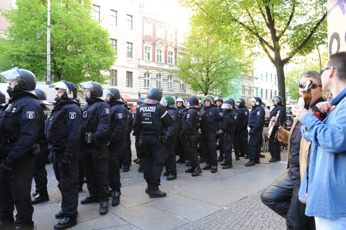 1. Mai 2015 Berlin Kreuzberg Ohlauer Strasse: Warten