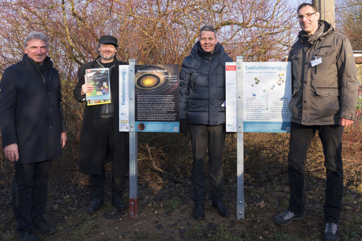 MdL Karl Klein, Michael Schmidt-Salomon (gbs), OB Hans D. Reinwald und Dirk Winkler (Regionalgruppe der gbs) (v. l. n. r.)