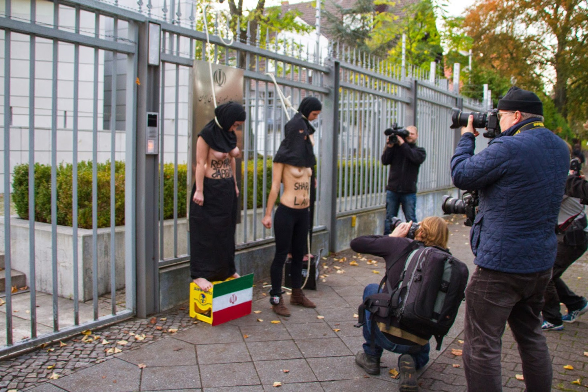 Protest der "Femen" vor der iranischen Botschaft in Berlin.