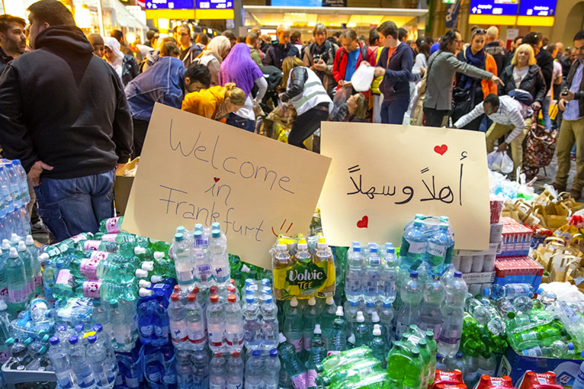 Auch am Hauptbahnhof Frankfurt wurden aus Ungarn eintreffende Flüchtlinge am Wochenende mit Wasser, Lebensmitteln und Kleiderspenden empfangen.