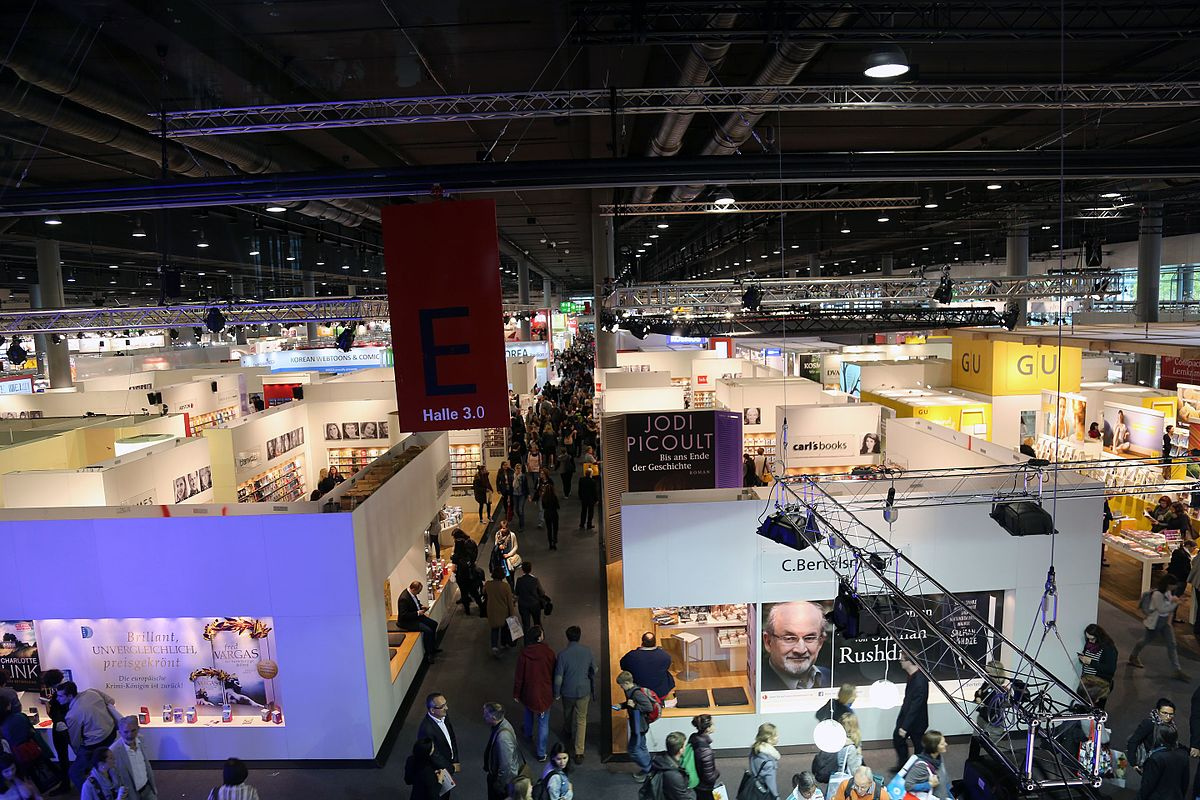 Überblick über eine Halle der Frankfurter Buchmesse