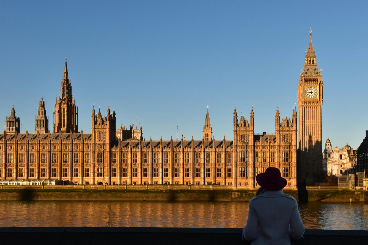 Eine Frau blickt auf das britische Parlamentsgebäude