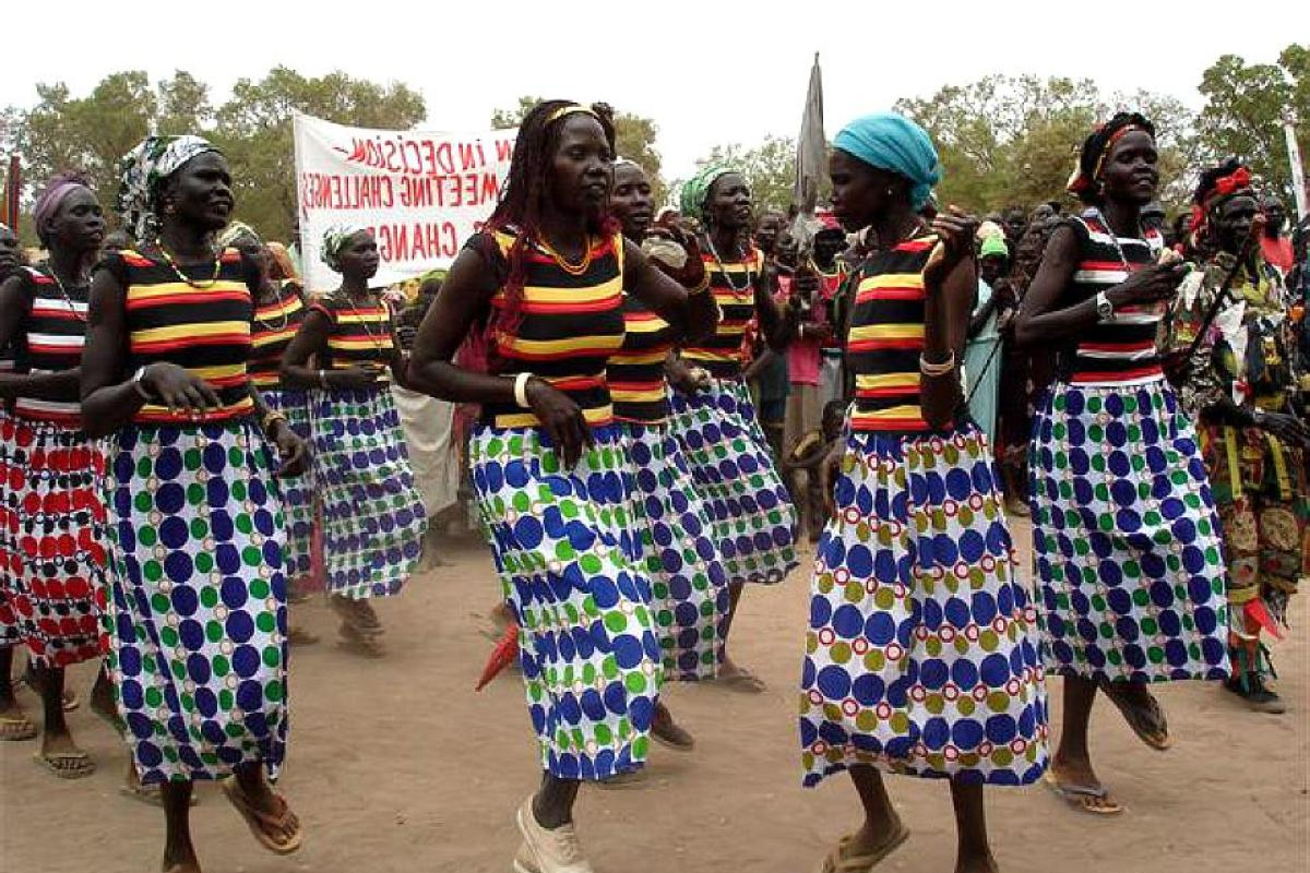 Frauen aus dem Sudan tanzen währen der Revolution.