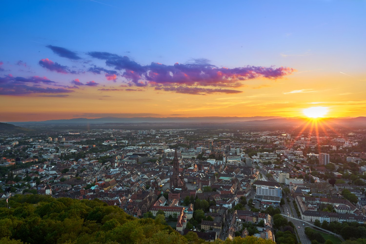 Blick vom Schlossbergturm nach Freiburg
