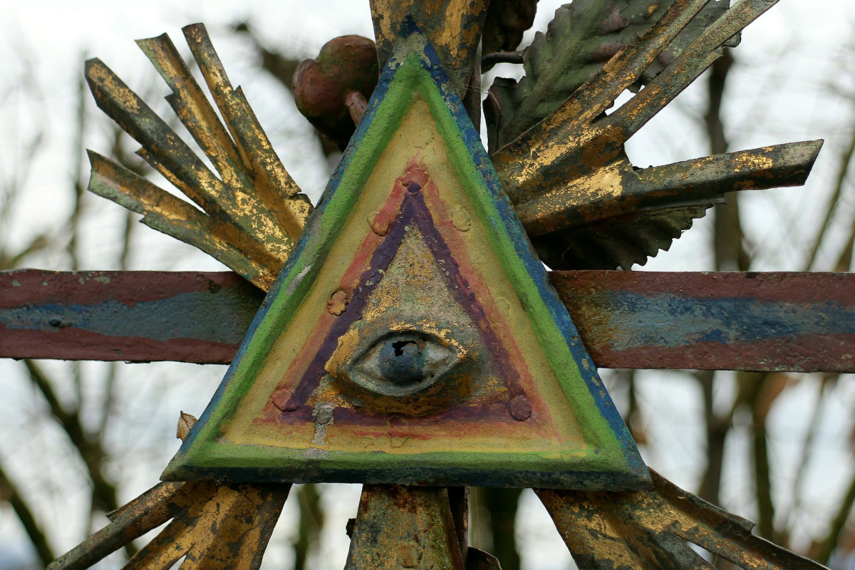 Das Symbol der Freimaurer auf einem Grabkreuz.