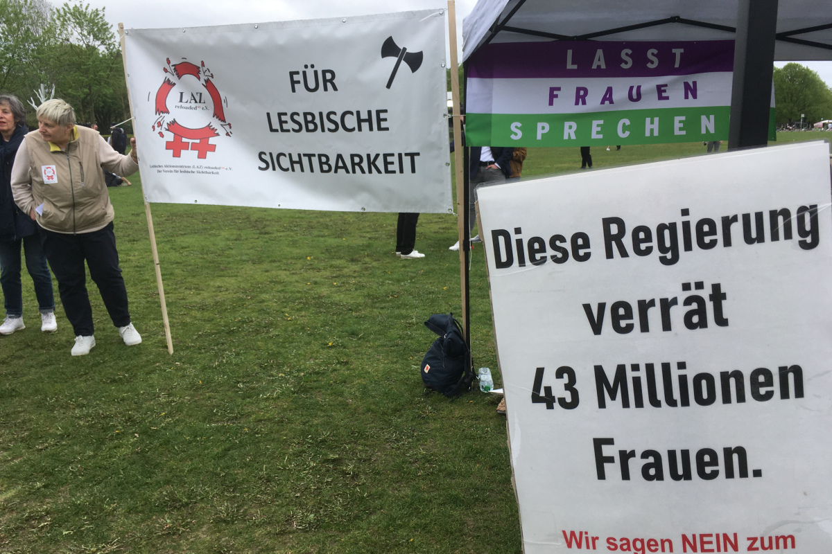 Feministische Organisationen protestierten vor dem Reichstagsgebäude gegen das Selbstbestimmungsgesetz